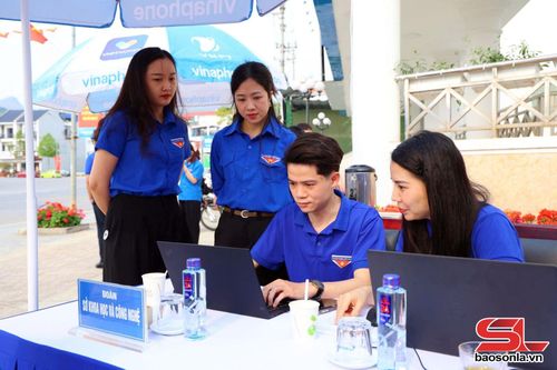 Đoàn viên Chi đoàn Sở KH&CN hướng dẫn thanh niên sử dụng cổng dịch vụ công trực tuyến.