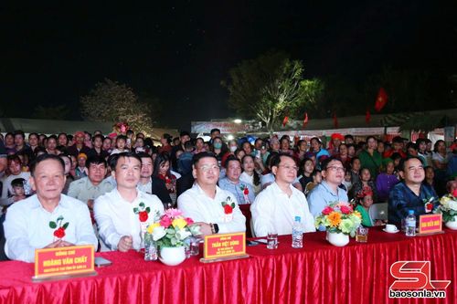 Các đại biểu dự lễ khai mạc.