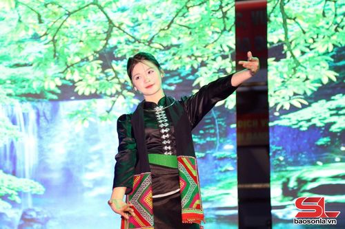 Các thí sinh duyên dáng trong trang phục truyền thống.