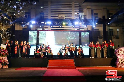 Chương trình nghệ thuật “Sắc màu hoa ban Tô Múa”.