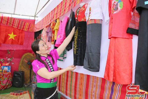 Gian trại văn hóa của các bản trưng bày các sản phẩm thổ cẩm, trang phục truyền thống.