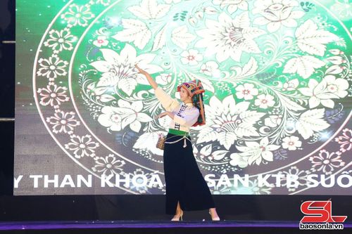 Thi trình diễn trang phục dân tộc.