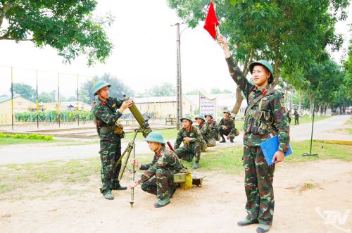 Huấn luyện chuyên ngành Khẩu đội cối 100 của đoàn viên Đại đội 14, Trung đoàn 141.