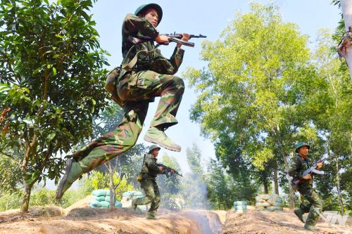 Đoàn viên Trung đoàn 2 hăng say huấn luyện đội ngũ chiến thuật.