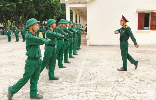 Đoàn viên, chiến sĩ mới, Trung đoàn 12 luyện tập điều lệnh đội ngũ.