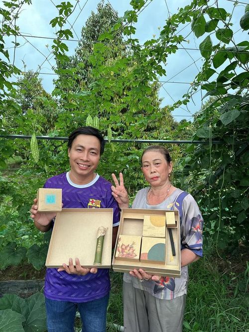 Phước Lầy và cô Ba, người góp phần không nhỏ cho sự thành công của các cuộc chơi mà Phước tạo ra