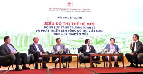 Các nhà khoa học, chuyên gia chia sẻ trong phiên tọa đàm.