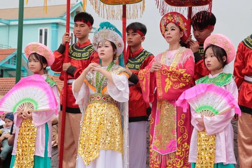 Việc chọn lựa người đóng vai nữ tướng Lê Thị Hoa rất cẩn thận. Đó phải là người có học thức, thanh lịch và chưa lập gia đình. Năm nay, em Đào Thị Vân Anh (25 tuổi) được người dân làng Đường Yên lựa chọn để vào vai nữ tướng.