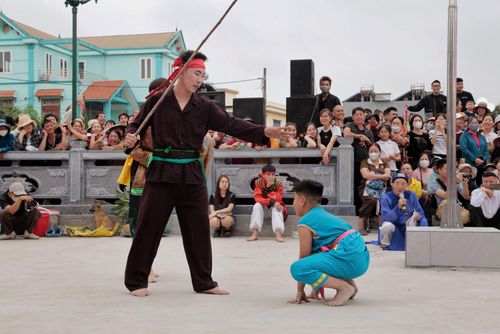 Tiếp theo là phần thi câu ếch. Phần thi này đòi hỏi các chàng trai phải vận dụng tài trí để câu sao cho chính xác nhất.