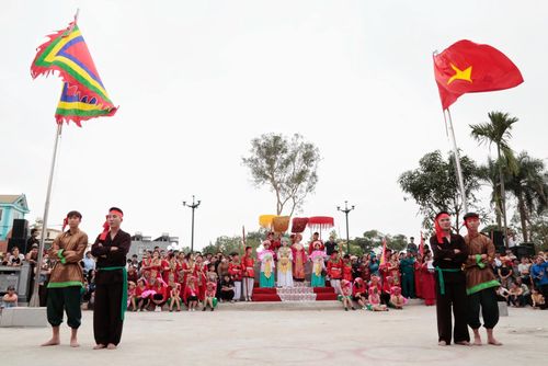 Hai chàng trai đại diện cho hai phe (Bắc và Hậu) chính thức bước vào cuộc thi, đều là những thanh niên chưa lập gia đình, được tuyển chọn kỹ lưỡng.