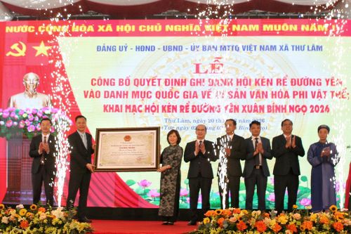 Chiều cùng ngày, tại Nhà văn hóa thôn Đường Yên, diễn ra lễ công bố quyết định ghi danh Hội kén rể Đường Yên vào Danh mục Di sản văn hóa phi vật thể quốc gia, đánh dấu bước chuyển mới trong công tác bảo tồn và phát huy giá trị truyền thống.