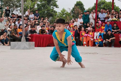 Các chú ếch phối hợp nhịp nhàng cùng chàng rể, cố gắng bắt được mồi, nhảy xa và đẹp để được chấm điểm cao.