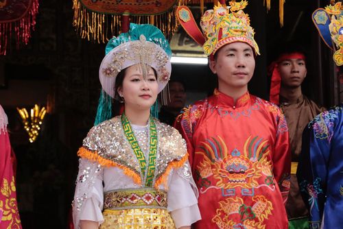 Trải qua các phần thi, năm nay chàng trai phe Bắc đã giành chiến thắng và trở thành phu quân của nữ tướng Lê Hoa.