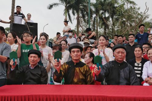 Các bậc cao niên trong làng theo dõi sát sao và chấm điểm từng phần thi, đảm bảo tính công bằng và giữ gìn tính truyền thống của lễ hội.