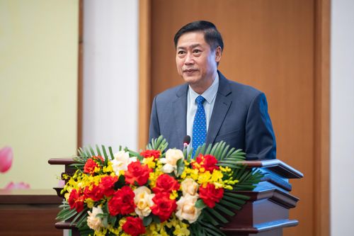 Chủ nhiệm Ủy ban Công tác đại biểu, Phó trưởng Ban Tổ chức Trung ương Nguyễn Hữu Đông - Ủy viên Hội đồng Bầu cử Quốc gia, Phó Trưởng Tiểu ban Nhân sự báo cáo tại Họp báo. Ảnh: Phạm Thắng