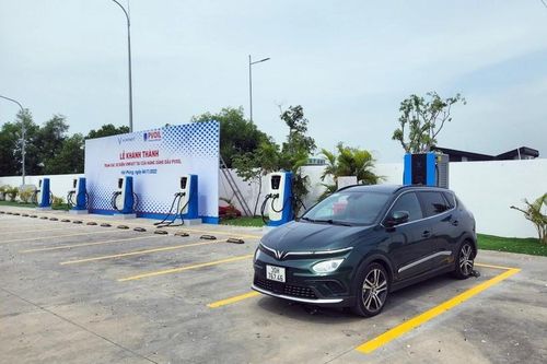 Trạm sạc xe điện đặt tại cửa hàng xăng dầu PVOIL. (Ảnh nguồn: VinFast)