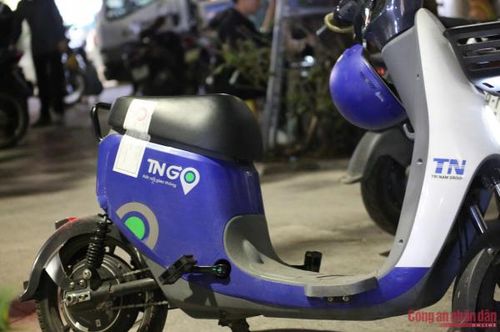 Chiếc xe đạp điện công cộng mà một người vi phạm thuê để sử dụng bị CSGT tạm giữ.