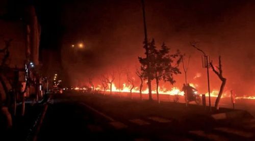 Lửa cháy dọc đại lộ Koohsar ở Tehran, trích từ video lan truyền trên mạng xã hội và được công bố hôm 8/3. Nhưng chatbot của mạng xã hội X từng gợi ý người dùng rằng hình ảnh này là từ vụ cháy rừng tại Los Angeles năm 2017. Ảnh: Mạng xã hội/Reuters.