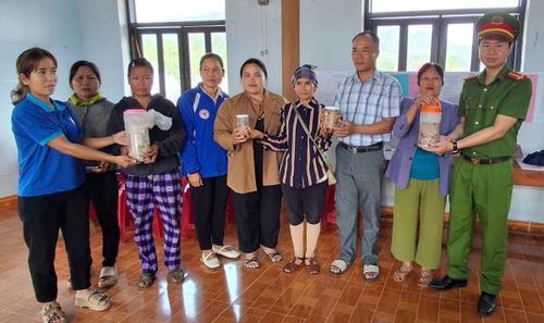 Người dân xã Phước Năng chủ động giao nộp các thực phẩm phẩm ủ chua, phổ biến là cá ủ chua sau khi được lực lượng chức năng tuyên truyền, vận động.
