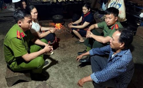 Cán bộ Công an xã Phước Năng thực hiện "đi từng ngõ, gõ từng nhà" để tuyên truyền, vận động người dân đảm bảo an toàn vệ sinh thực phẩm.