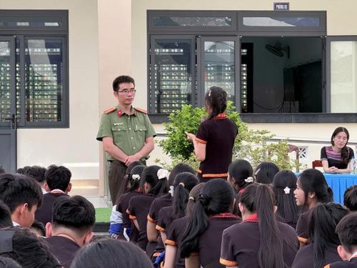 Cán bộ Phòng An ninh mạng và phòng, chống tội phạm sử dụng công nghệ cao - Công an tỉnh Quảng Ngãi tuyên truyền Chiến dịch không một mìnhvà bảo vệ trẻ em an toàn trên không gian mạng.