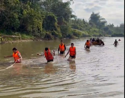 Đồng đội và người dân tìm kiếm Đại úy Nguyễn Xuân Hải.