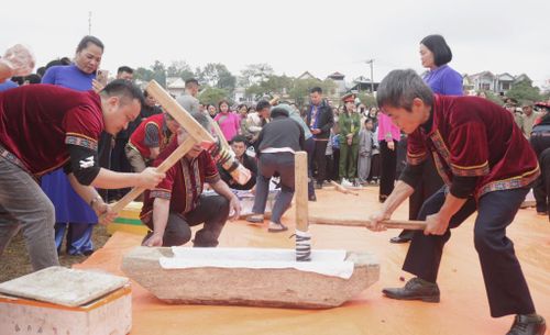 Nhân dân trên địa bàn tham gia thi làm bánh dày truyền thống tại ngày hội.