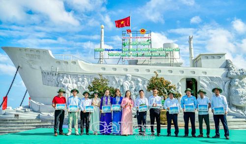 Tượng đài kỷ niệm Chuyến tàu tập kết ra Bắc - điểm hẹn văn hóa và lịch sử thu hút đông đảo bạn trẻ và du khách tham quan. (Trong ảnh: Hội Doanh nhân trẻ tỉnh Cà Mau tham gia Lễ ra quân Tháng Thanh niên)