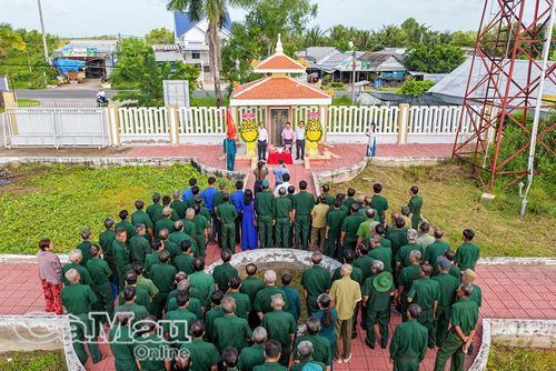  "Uống nước nhớ nguồn" là đạo lý xuyên suốt, được các thế hệ người dân Cà Mau gìn giữ và phát huy. (Trong ảnh: Lễ viếng bia ghi danh Anh hùng liệt sĩ tại xã Phú Mỹ).