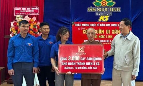 Các đại biểu trao biêu trưng cây giống sâm Ngọc Linh cho các thanh niên.