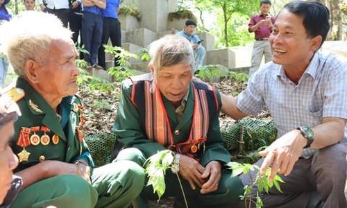 Ông Võ Trung Mạnh - Bí thư Đảng ủy xã Tu Mơ Rông cùng các cựu chiến binh tại chương trình.