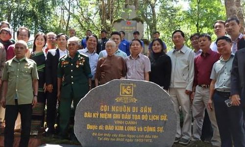 Các đại biểu chụp hình lưu niệm bên vườn sâm Ngọc Linh.