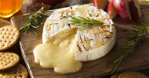 Món phô mai Camembert trứ danh của vùng Normandy. (Ảnh: Insanely)