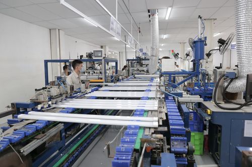 Số hóa là động lực quan trọng để nâng cao năng suất, hiệu quả và năng lực cạnh tranh. Trong ảnh: Vận hành dây chuyền sản xuất đèn LED tự động tại Công ty cổ phần Bóng đèn phích nước Rạng Đông.