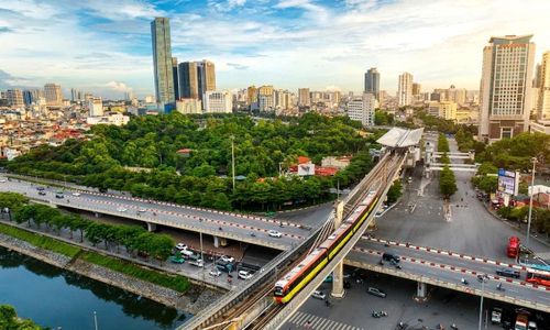 Tuyến đường sắt đô thị Nhổn - Ga Hà Nội với chiều dài 8,5km được đưa vào vận hành đã giúp Hà Nội năng động và hiện đại hơn. Ảnh: Phạm Hùng