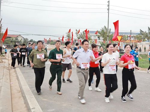 Các đồng chí lãnh đạo xã Hát Môn cùng đông đảo cán bộ, đảng viên, học sinh và nhân dân tham gia chạy. Ảnh: Nguyễn Mai