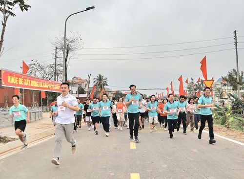 Các đồng chí lãnh đạo xã Hát Môn cùng đông đảo cán bộ, đảng viên, học sinh và nhân dân tham gia chạy. Ảnh: Nguyễn Mai