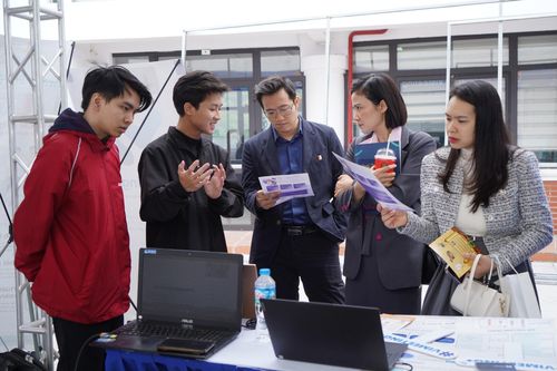 Các giải pháp công nghệ “Made by Bách khoa” của Đại học Bách khoa Hà Nội thu hút sự quan tâm đặc biệt của khách tham quan. Ảnh: PV