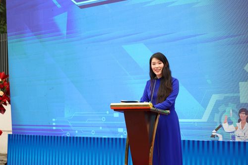 Đồng chí Nguyễn Mai Anh, Bí thư Đoàn TNCS Hồ Chí Minh phường Đống Đa ôn lại truyền thống vẻ vang của tổ chức đoàn. Ảnh: Hoa Thành