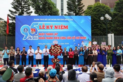 Lãnh đạo phường tặng hoa tri ân các thế hệ công tác đoàn. Ảnh: Hoa Thành
