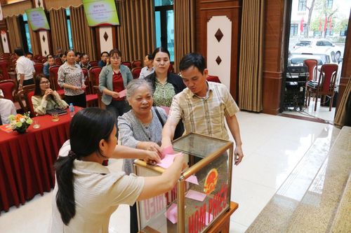 UBND và Ủy ban MTTQ xã đã tổ chức lấy ý kiến đại biểu Nhân dân về xây dựng đời sống văn hóa ở cơ sở trong thời gian tới. Ảnh: Nguyễn Liên