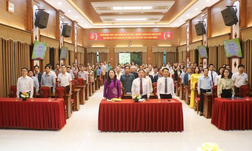 Các đại biểu tham dự hội nghị thực hiện nghi lễ chào cờ. Ảnh: Nguyễn Liên