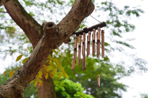 Những chiếc chuông gió bằng gỗ là hệ thống định vị âm thanh dành cho các trẻ em đặc biệt về thị giác.