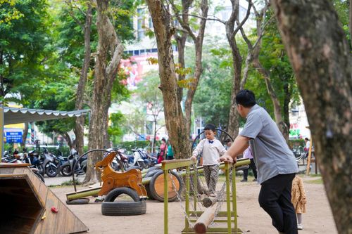 Truyền thuyết bắt đầu với dấu chân khổng lồ bằng gỗ. Tiếp theo là xích đu, cầu trượt và hệ leo trèo được tích hợp trong hình ảnh ngựa của Thánh Gióng, nơi trẻ em có thể rèn luyện nhiều kỹ năng thể chất.