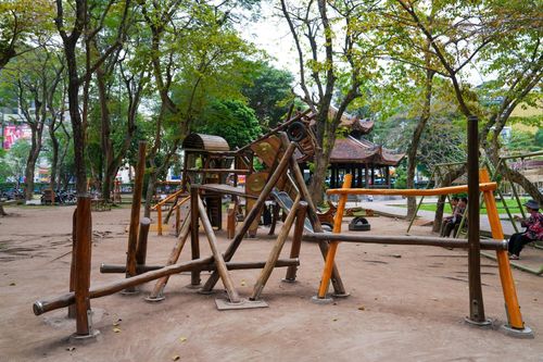 Không gian công cộng tại các đô thị lớn như Hà Nội đang thiếu những khu vực dành riêng cho trẻ em. Vì vậy, sự xuất hiện của các sân chơi sáng tạo như Thánh Gióng được xem là sáng kiến đáng chú ý, góp phần cân bằng giữa phát triển đô thị và nhu cầu cộng đồng.