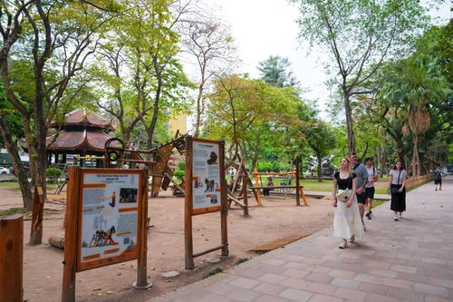 Sau khi đi vào hoạt động, sân chơi đã thu hút hàng nghìn lượt trẻ em và gia đình đến trải nghiệm. Không chỉ là điểm vui chơi, nơi đây còn trở thành không gian kết nối cộng đồng, nơi các giá trị truyền thống được lan tỏa theo cách gần gũi, hiện đại. Sự kết hợp giữa thiết kế sáng tạo và di sản văn hóa tại Văn Miếu – Quốc Tử Giám cho thấy một hướng đi mới: biến những không gian tưởng chừng tĩnh lặng thành nơi sống động, có khả năng “kể chuyện” và truyền cảm hứng cho thế hệ tương lai.