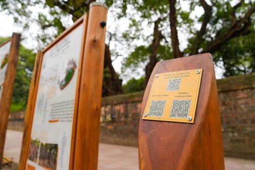 Hệ thống tương tác giữa sân chơi và người sử dụng thông qua mã QR, chỉ cần quét mã để truy cập vào nghe giới thiệu, âm nhạc và nghe kể chuyện.