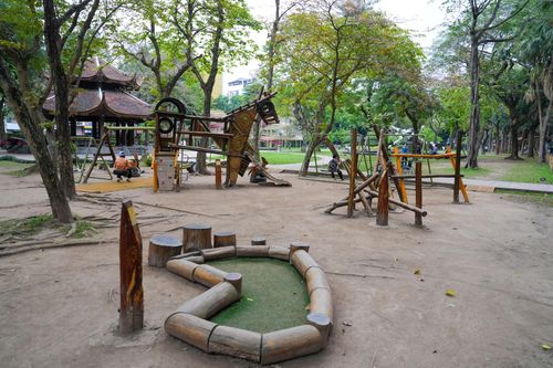 Các chi tiết như dấu chân khổng lồ, ngựa sắt, lũy tre hay núi Sóc được chuyển hóa thành trò chơi vận động, giúp trẻ tiếp cận truyền thống một cách tự nhiên.