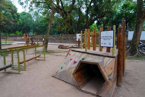 Tiến sĩ Lê Xuân Kiêu, Giám đốc Trung tâm Hoạt động Văn hóa Khoa học Văn Miếu - Quốc Tử Giám chia sẻ: "Với mong muốn đưa di tích Văn Miếu - Quốc Tử Giám từng bước trở thành một trung tâm hoạt động văn hóa, giáo dục, một không gian sáng tạo của Thủ đô, chúng tôi rất vui khi phối hợp với Think playgrounds tổ chức Sân chơi Thánh Gióng tại vườn Giám của di tích. Đây là sự kết hợp rất thú vị giữa giá trị di sản văn hóa vật thể và phi vật thể, hứa hẹn mang lại cho trẻ em, các bạn học sinh tại phường Văn Miếu - Quốc Tử Giám nói riêng và các khu vực khác những trải nghiệm đặc biệt khi đến tham quan di tích".