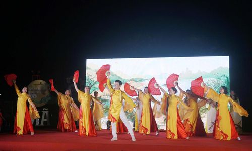 Tiết mục hát múa "Thịnh Vượng Việt Nam sáng ngời" do Tổ dân phố số 3 Việt Hưng trình bày. Ảnh: B.Duy